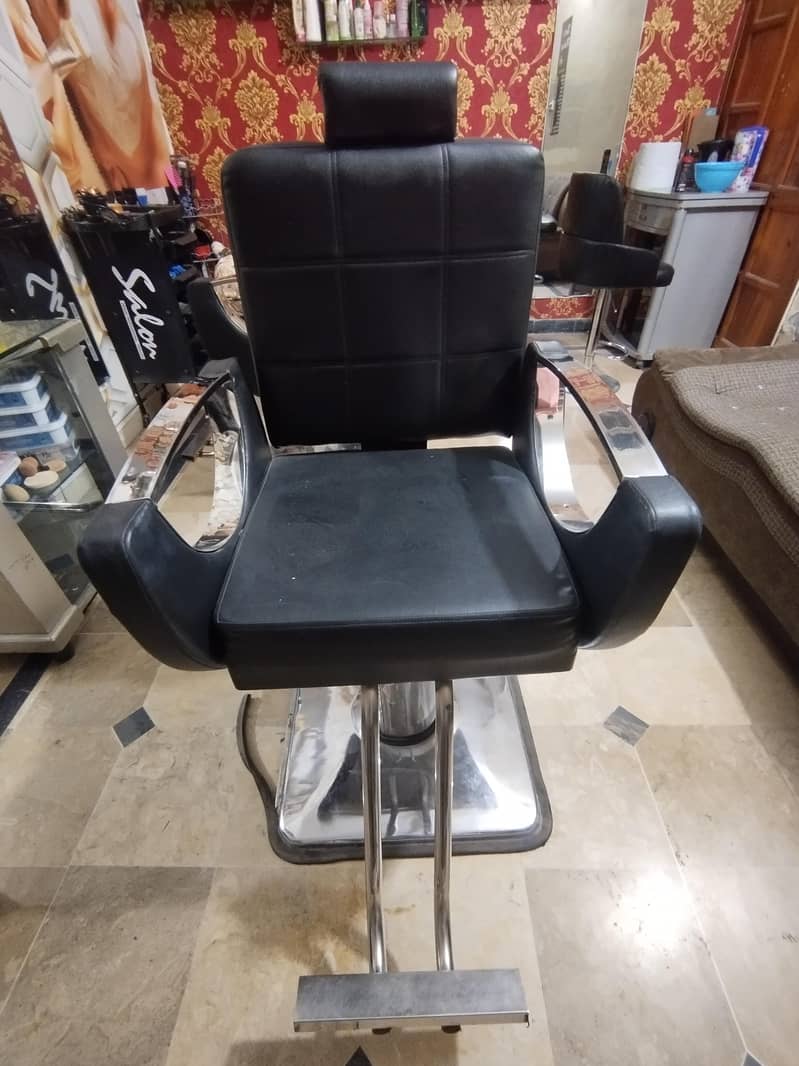 saloon chairs

                                                            alt=