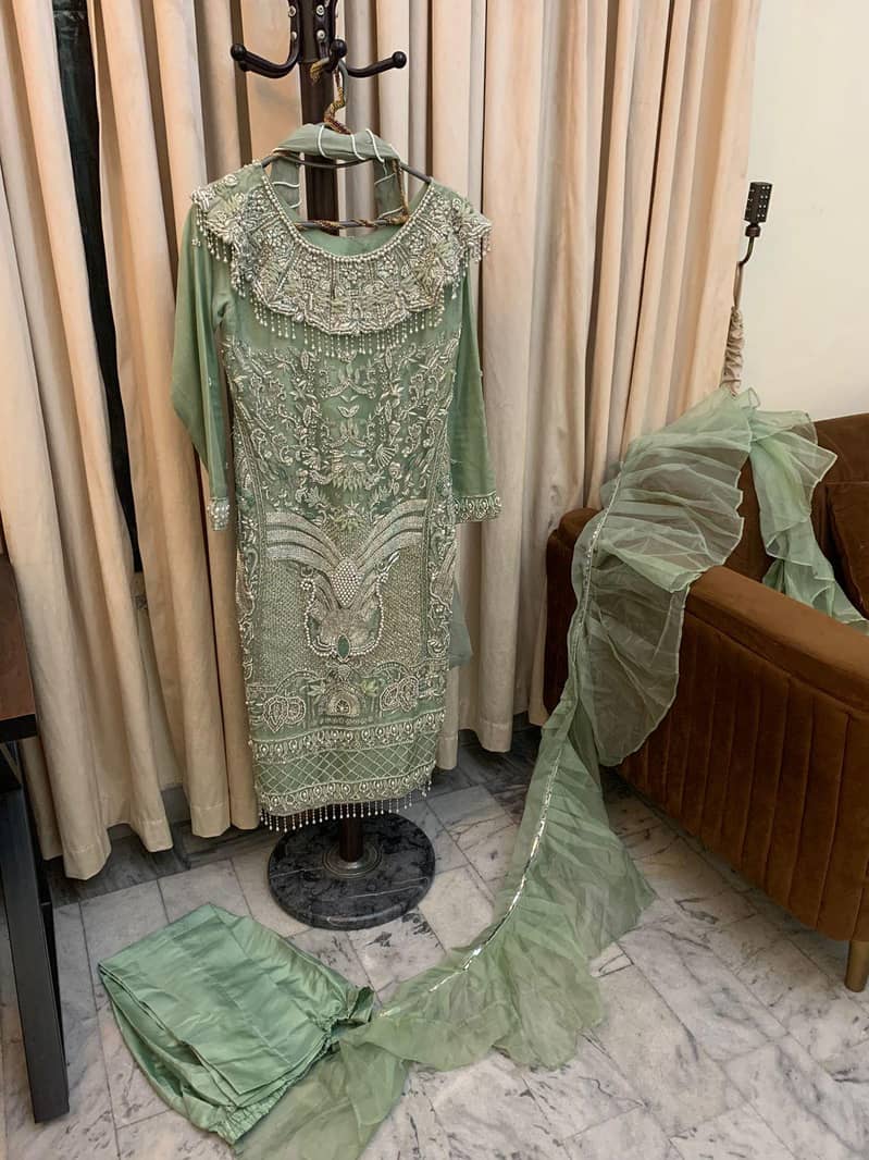 beautiful branded dress

                                                            alt=