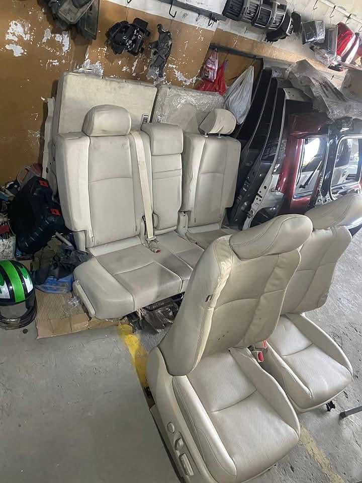 Prado 2023 model leather electric seats black and bieg full option

                                                            alt=