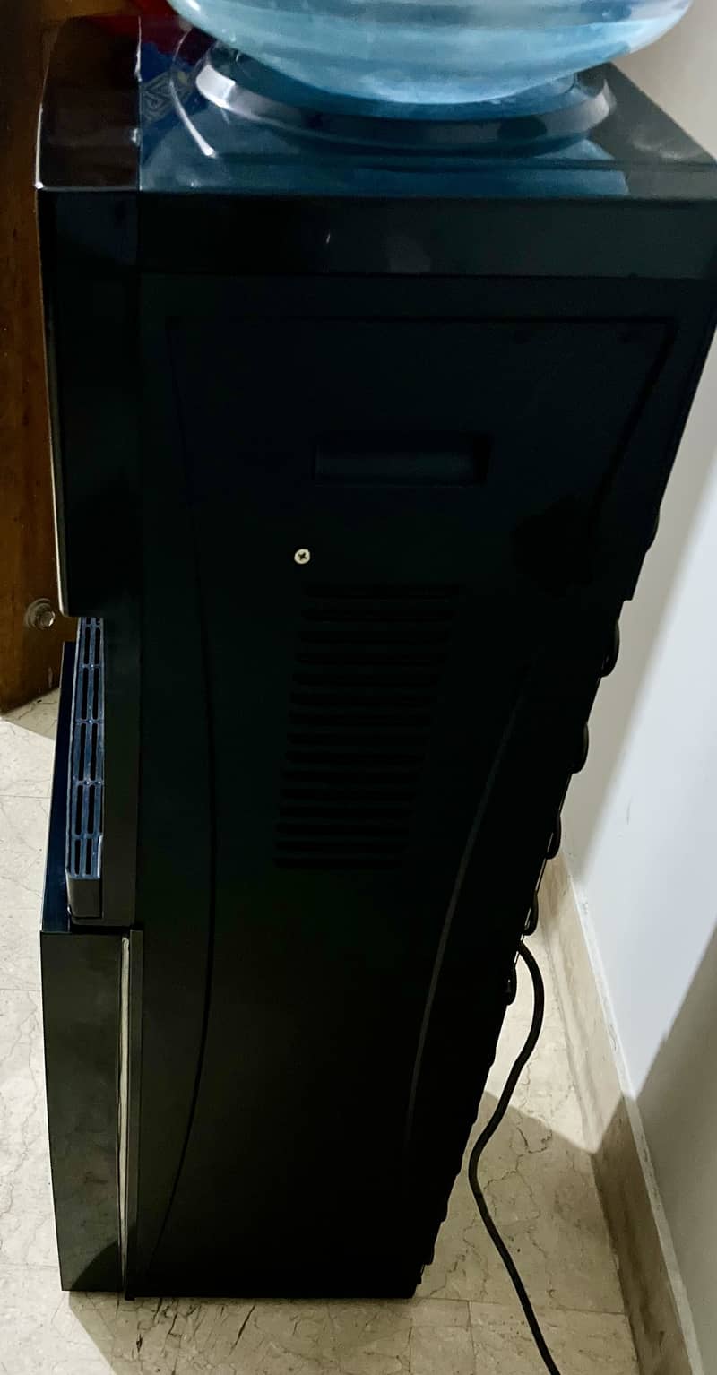 General Water Dispenser Hot & Cold (With Fridge)

                                                            alt=