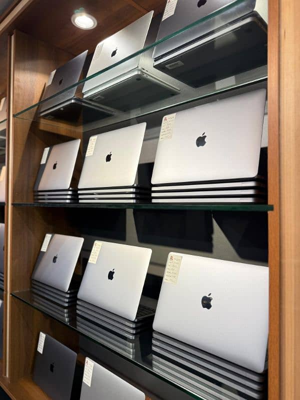 Apple MacBook Air M1 2020 | 13” | 8GB RAM | 256GB SSD

                                                            alt=