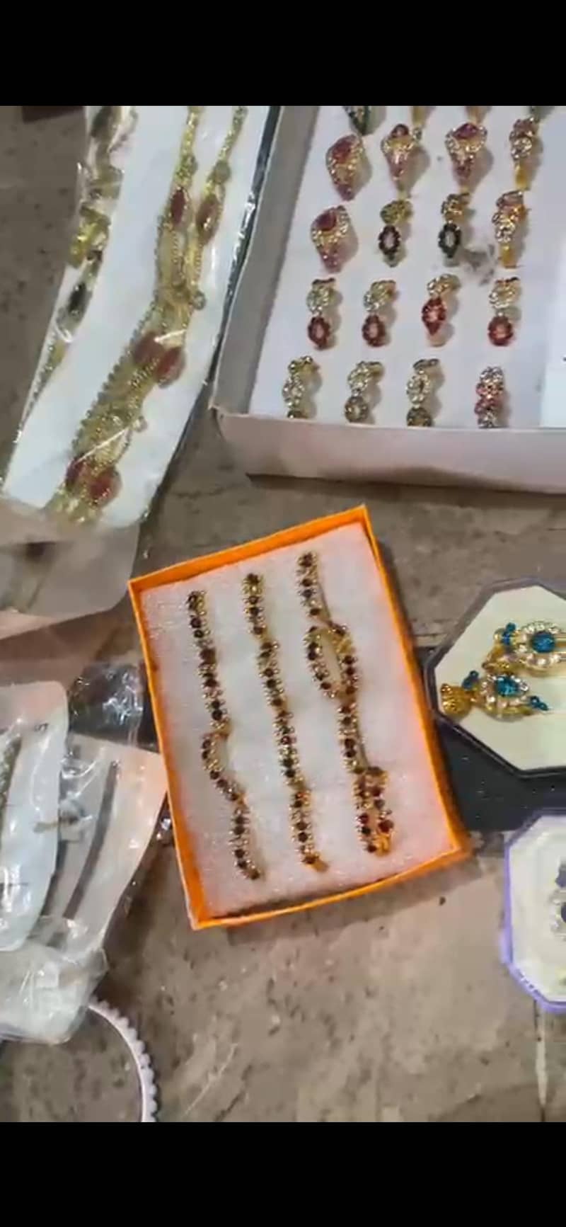 Hair accessories

                                                            alt=