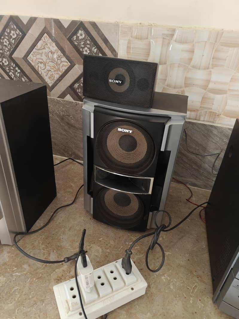 sony mini hifi rv555d

                                                            alt=