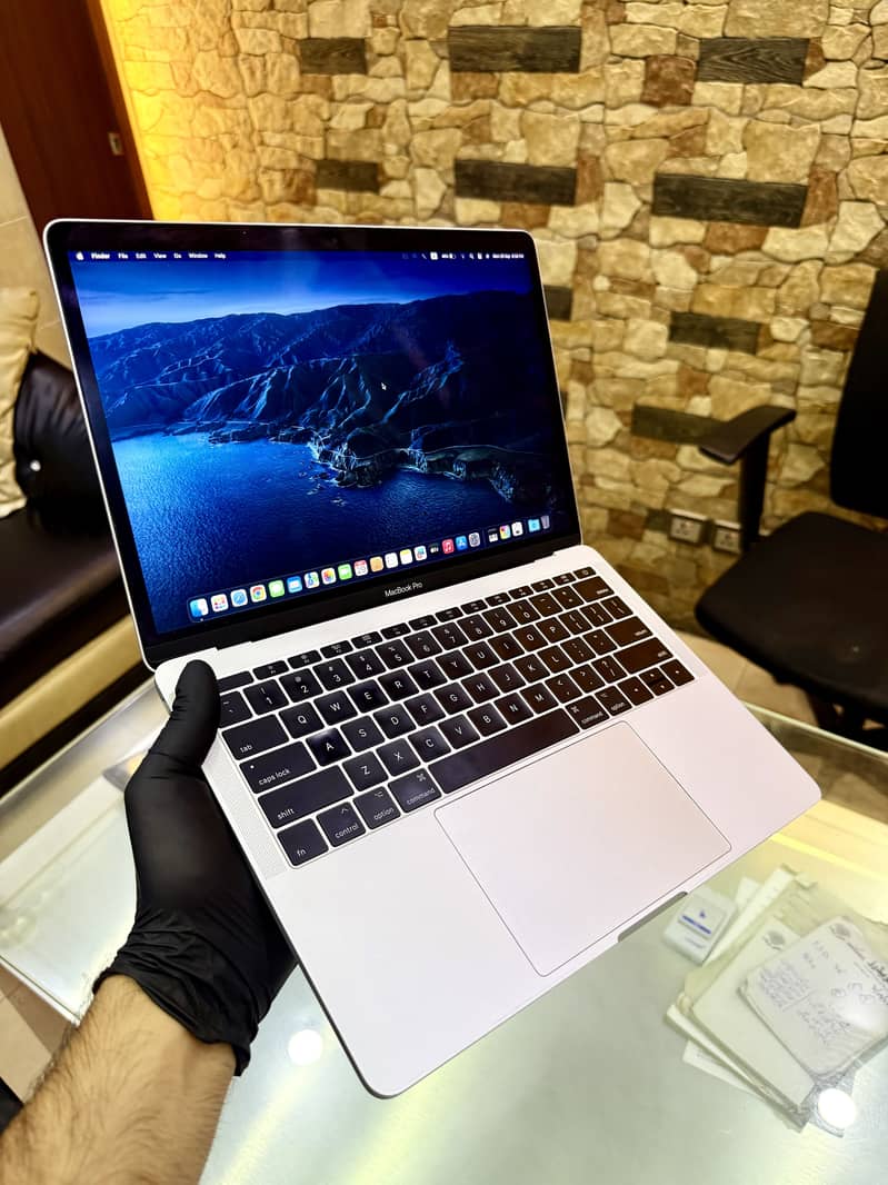Macbook Pro 2017 13 inches with 4k Resolution Apple MacBook pro

                                                            alt=