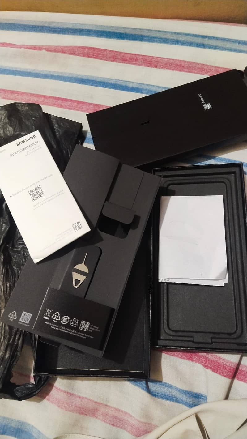 samsung galaxy s24 ultra  256gb like new 10/10 natural titanium

                                                            alt=