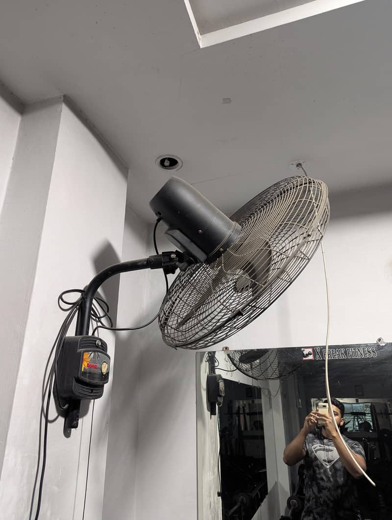 Royal Commerical Bracket Fans

                                                            alt=