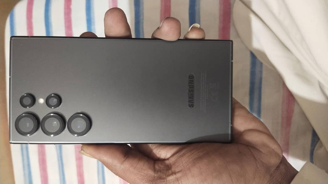 samsung galaxy s24 ultra  256gb like new 10/10 natural titanium

                                                            alt=