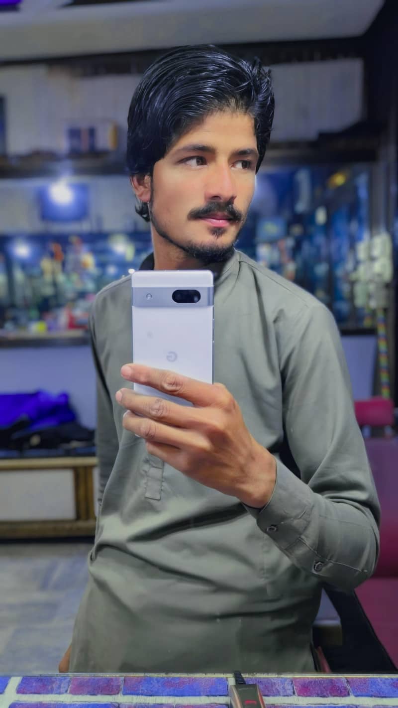 10/10 condition he with original charger

                                                            alt=