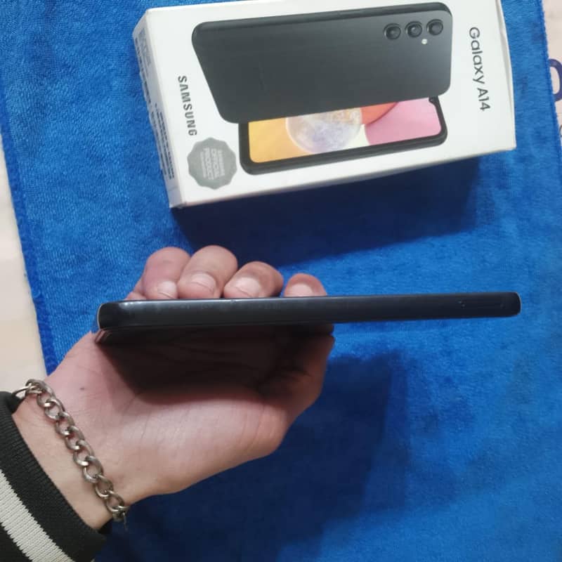 Samsung 14  4 gb rom 128 gb ram

                                                            alt=