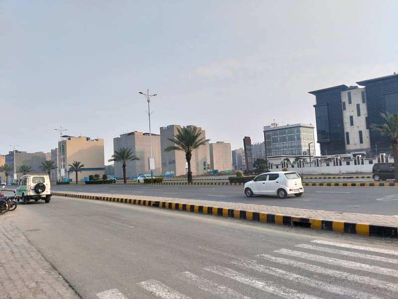 DHA PHASE 8 BROADWAY COMMERCIAL 8 MARLA SASTA PLOT

                                                            alt=