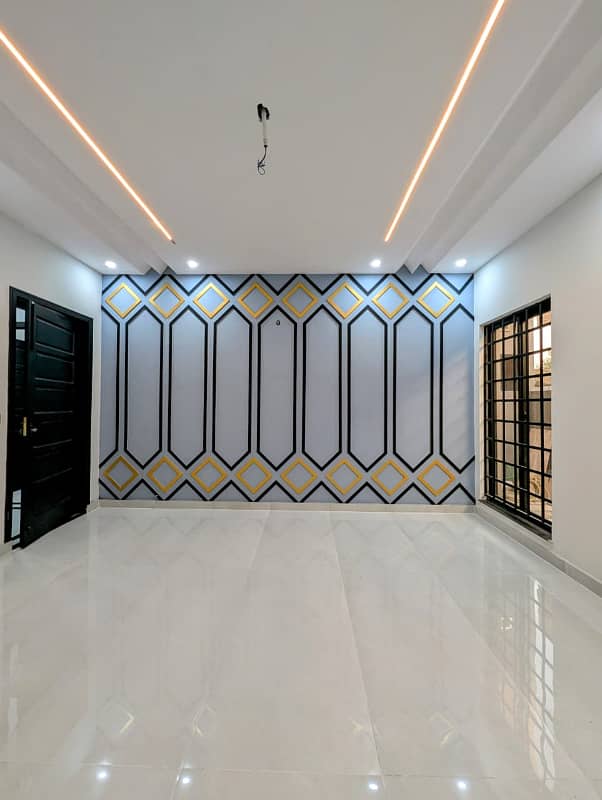 1 Kanal Ultra Modern House with double height lobby

                                                            alt=