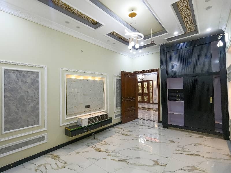 Prominently-Located Prime Location 11 Marla House Available In Samanabad

                                                            alt=