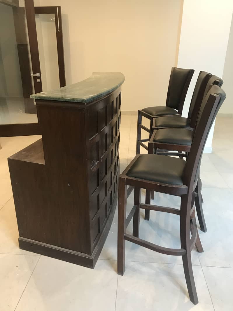 Bar Table and Chairs

                                                            alt=