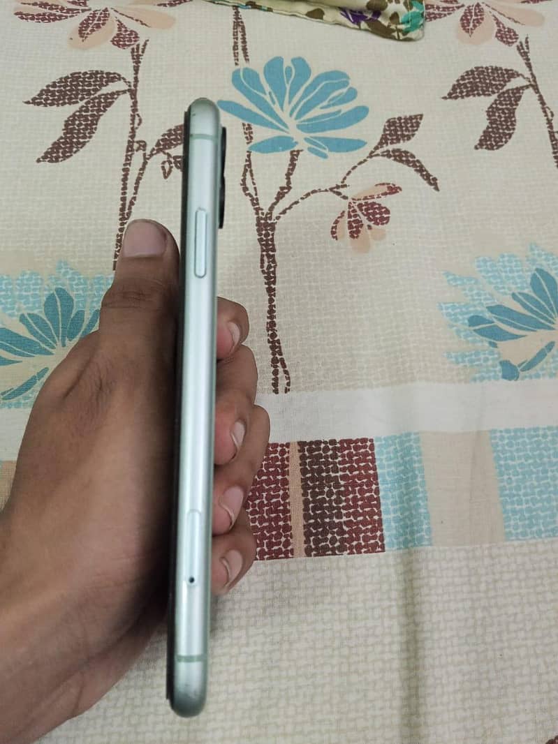 iphone 11 Factory unlocked 128gb (Exchange possible)

                                                            alt=