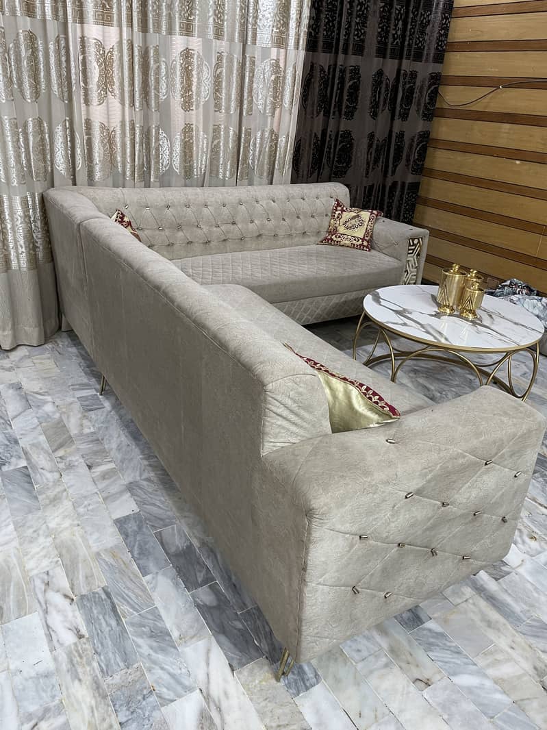 7 seater l shaped with table

                                                            alt=