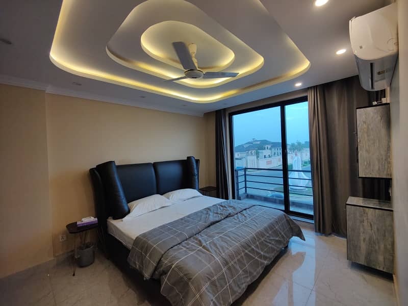 One bed apartment staye for bahria town lahore

                                                            alt=