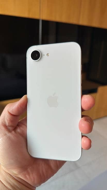 iPhone SE4 (iPhone 16e) 10/10 white box open

                                                            alt=