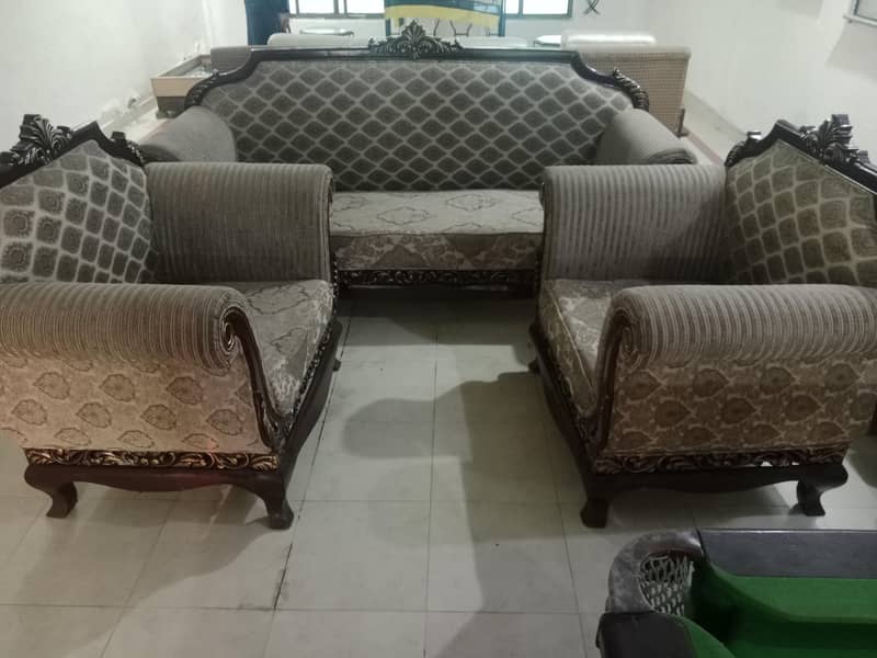 5 seater sofa set for urgent sale

                                                            alt=