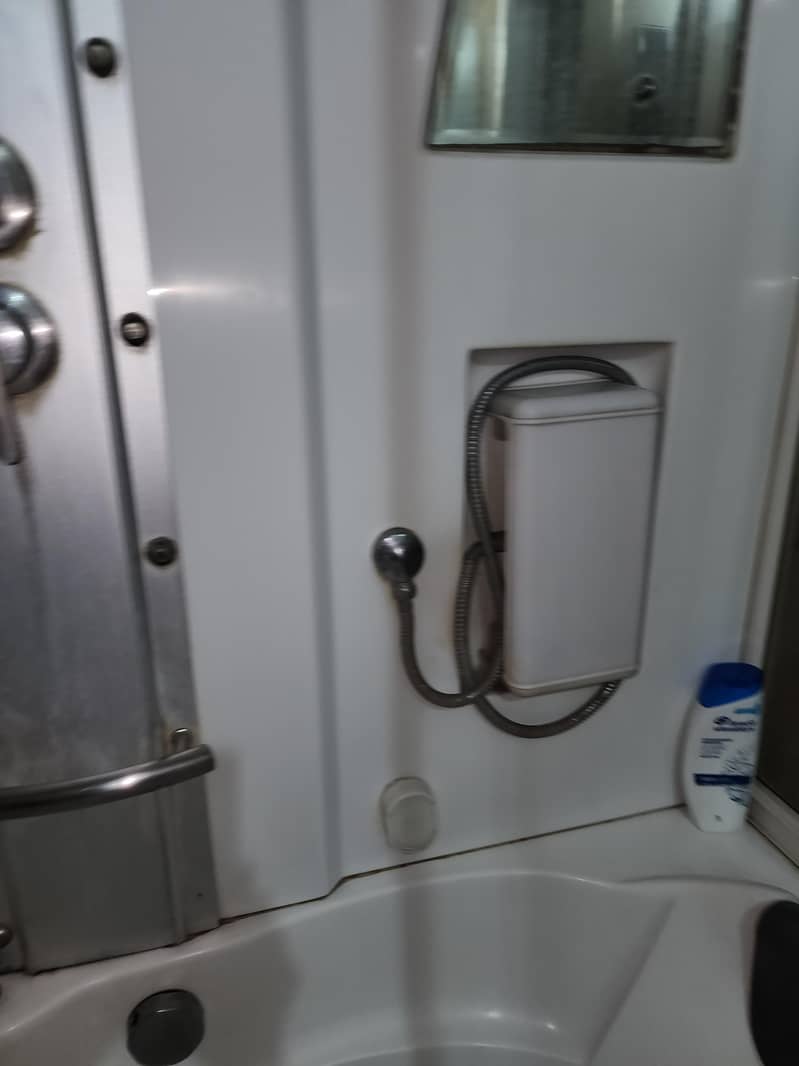jaccuzi shower cabin in good condition

                                                            alt=