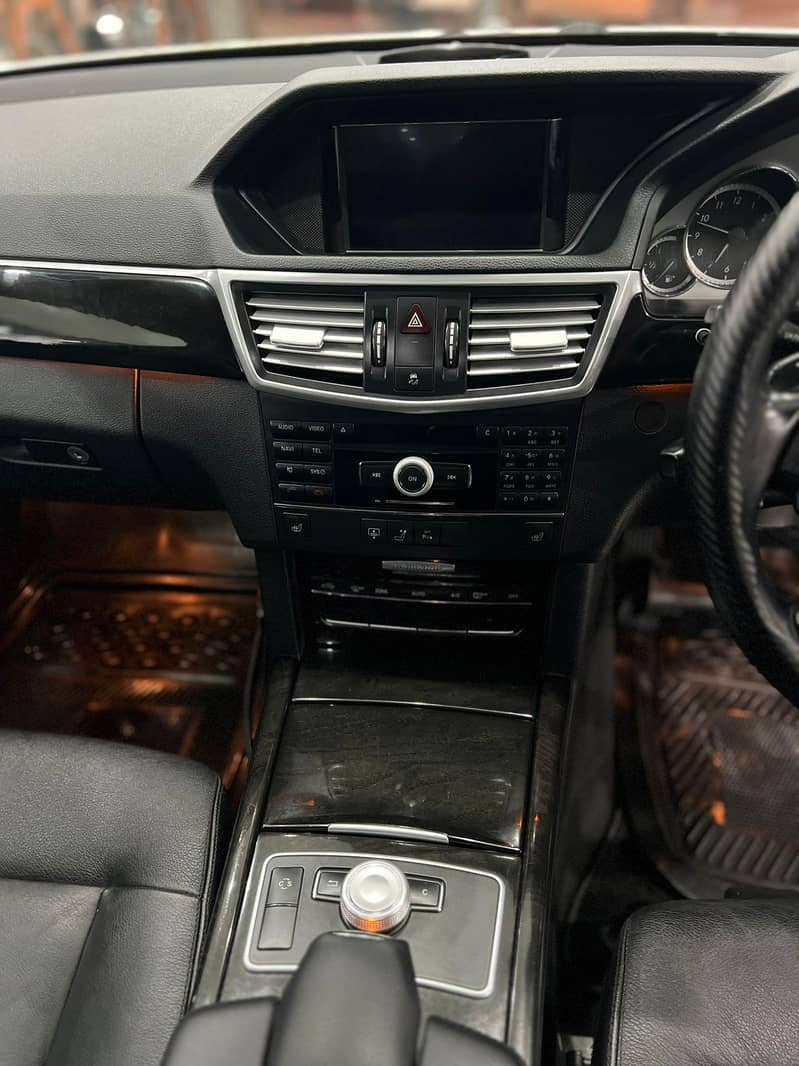 Mercedes E 350

                                                            alt=