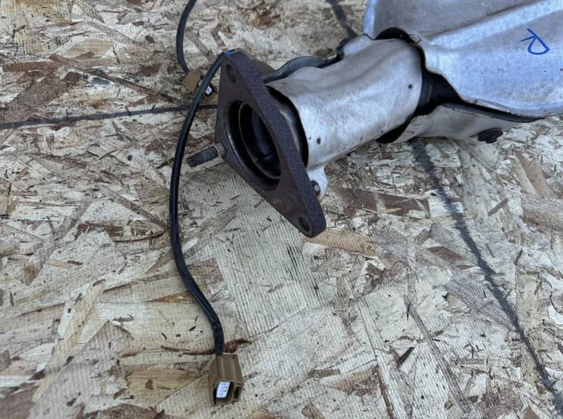 Nissan 370z stock equal length tube headers also fits to 350z

                                                            alt=