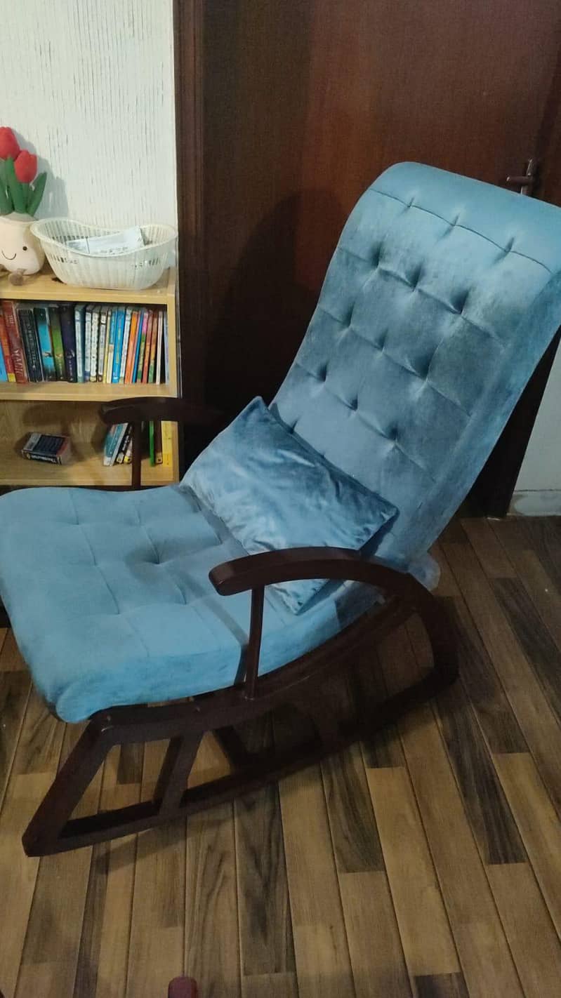semi rocking chair like brand new 10/10. fixed price. DHA

                                                            alt=