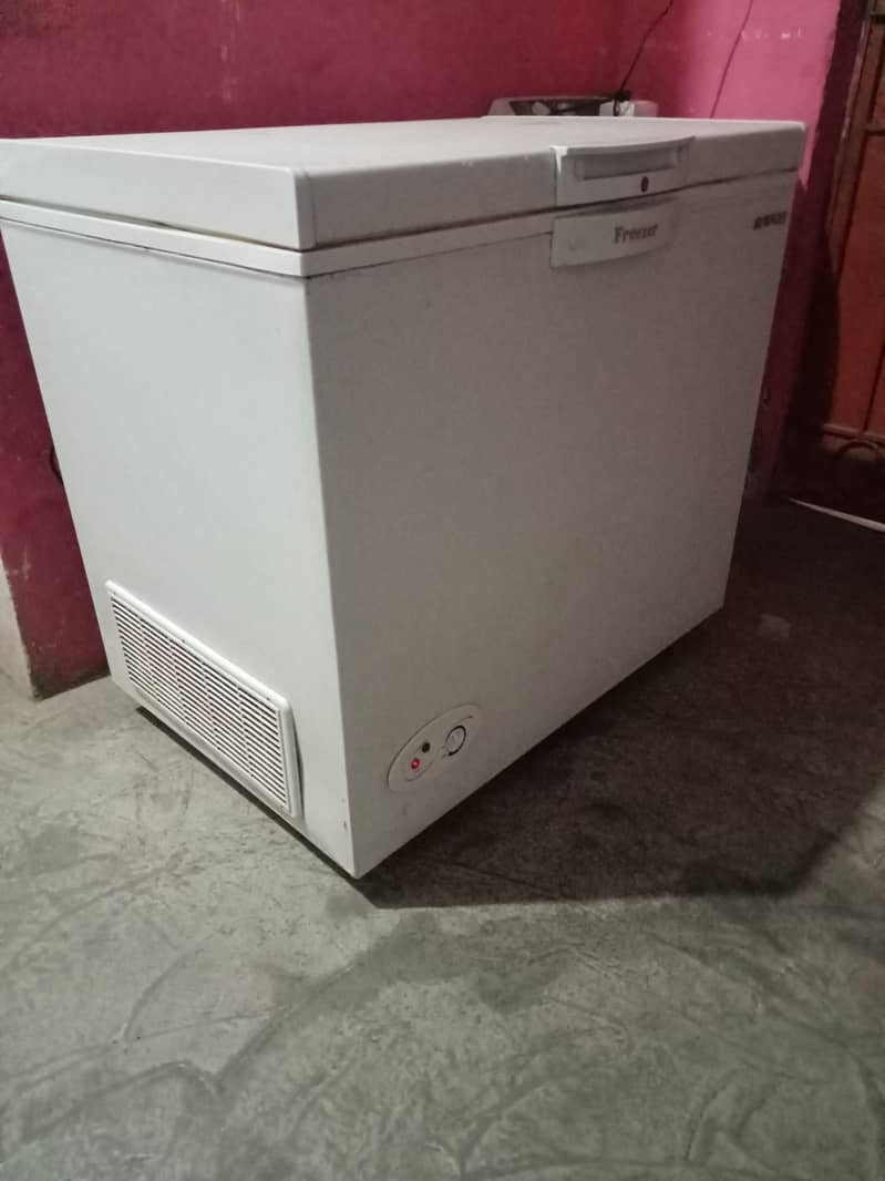 Waves single door deep freezer in excellent condition.

                                                            alt=