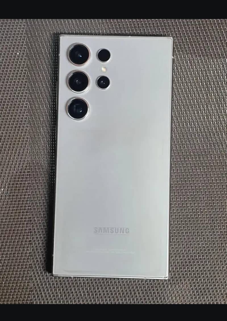 Samsung Galaxy S24 Ultra for sale in excellent / like-new condition.