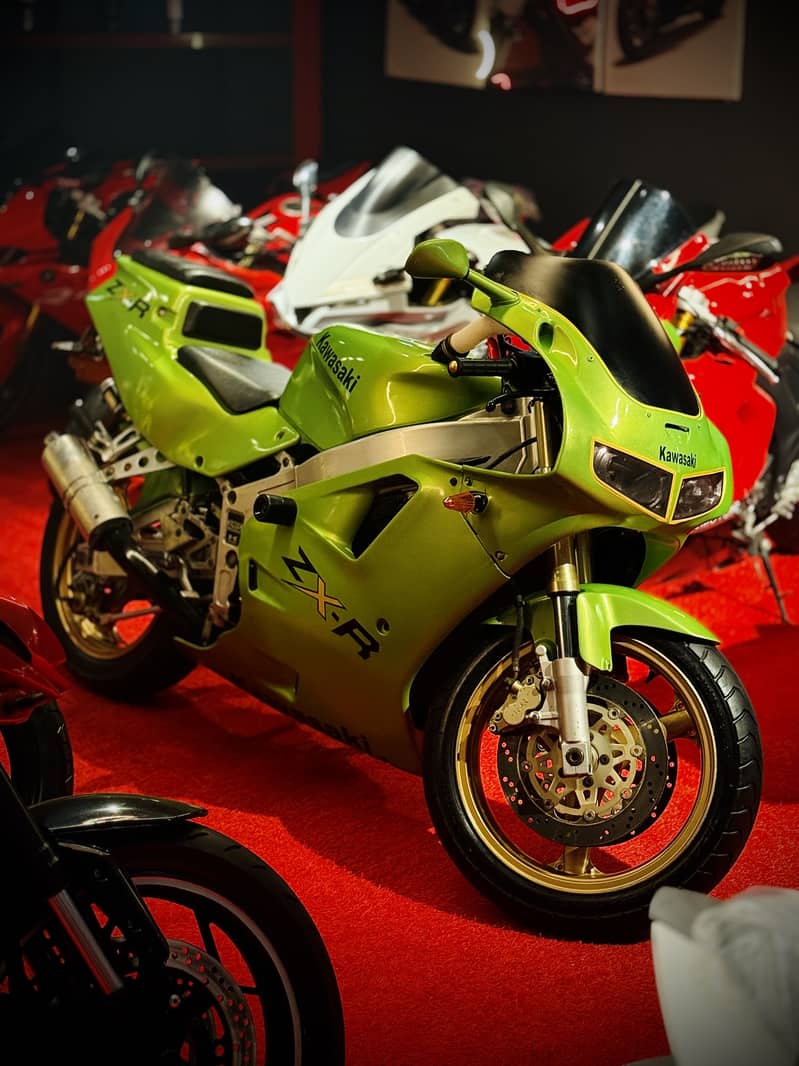 Kawasaki Ninja ZX4R 1998

                                                            alt=