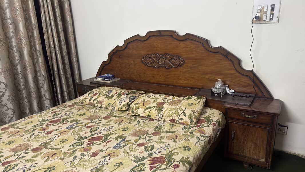 DOUBLE BED MAZBOOT BED WITH ATTACHED SIDE TABLES

                                                            alt=