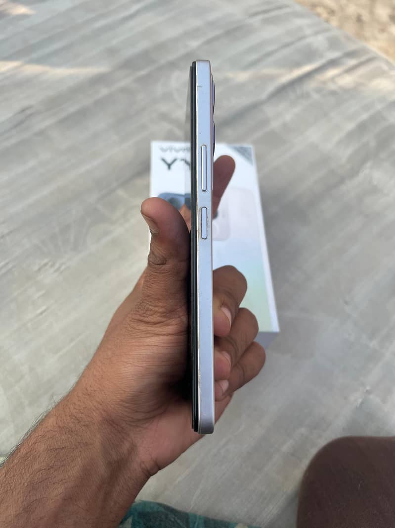 vivo y19s 4 128

                                                            alt=