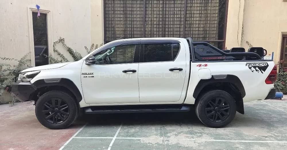 Toyota Hilux Revo V  2.8 2020   Model

                                                            alt=