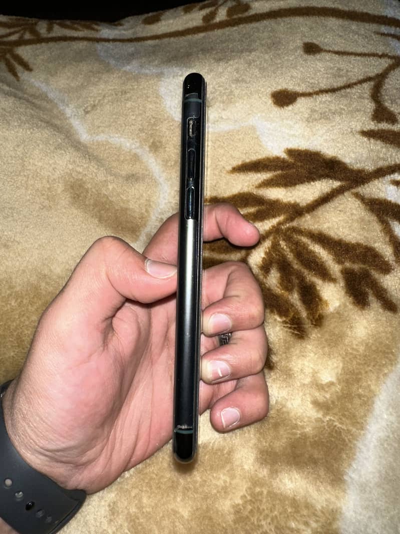 IPHONE 11 pro (256gb)

                                                            alt=