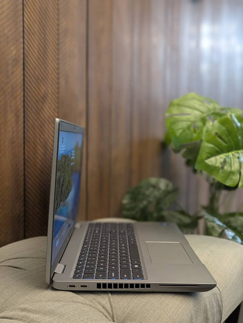 Dell Latitude 5531 | Core i7 - 12800H/12th gen | 8GB DDR5 | 256GB SSD

                                                            alt=