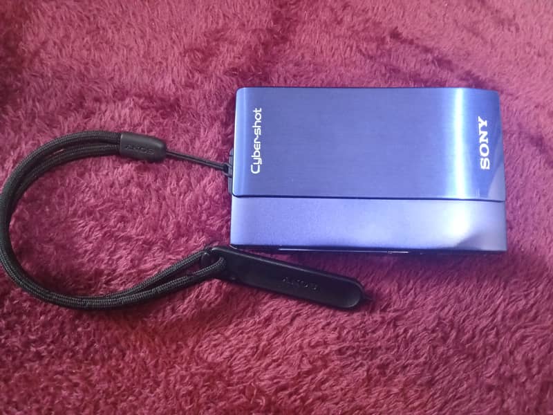 retro digicam Sony Cybershot TX-1 DSC with touch screen

                                                            alt=
