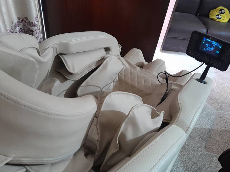 JC buckman massager chair

                                                            alt=