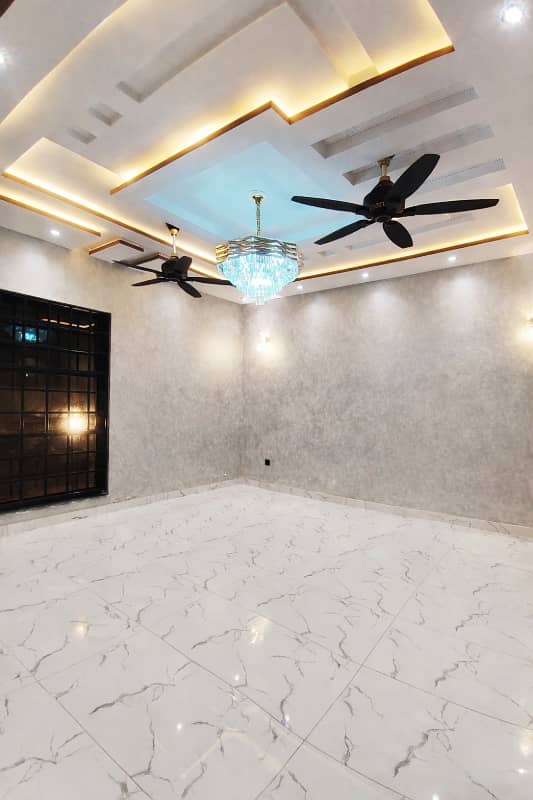 1 KANAL BRAND NEW MODERN HOUSE FACING PARK WITH SOLID CONSTRUCTION OR REASONABLE PRICE FOR SALE IN BAHRIA TOWN.

                                                            alt=