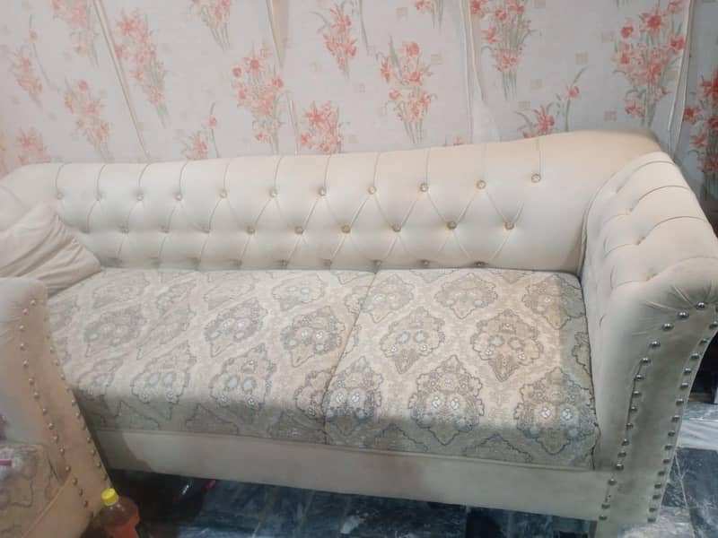 sofa set availble 7 seater with glass tables

                                                            alt=
