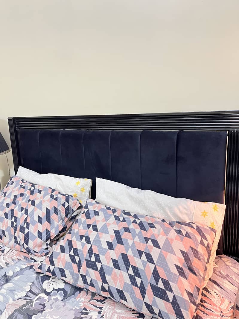 bed with two sidetables for sale

                                                            alt=