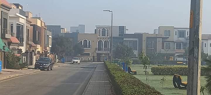 Bahria orchard plot No 652 southern 80ft road+ corner+ extra land paid Top location plot for sale

                                                            alt=