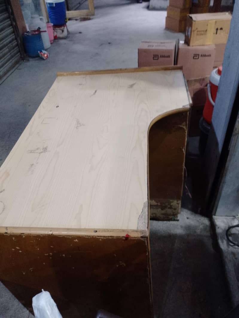 computer table chair

                                                            alt=