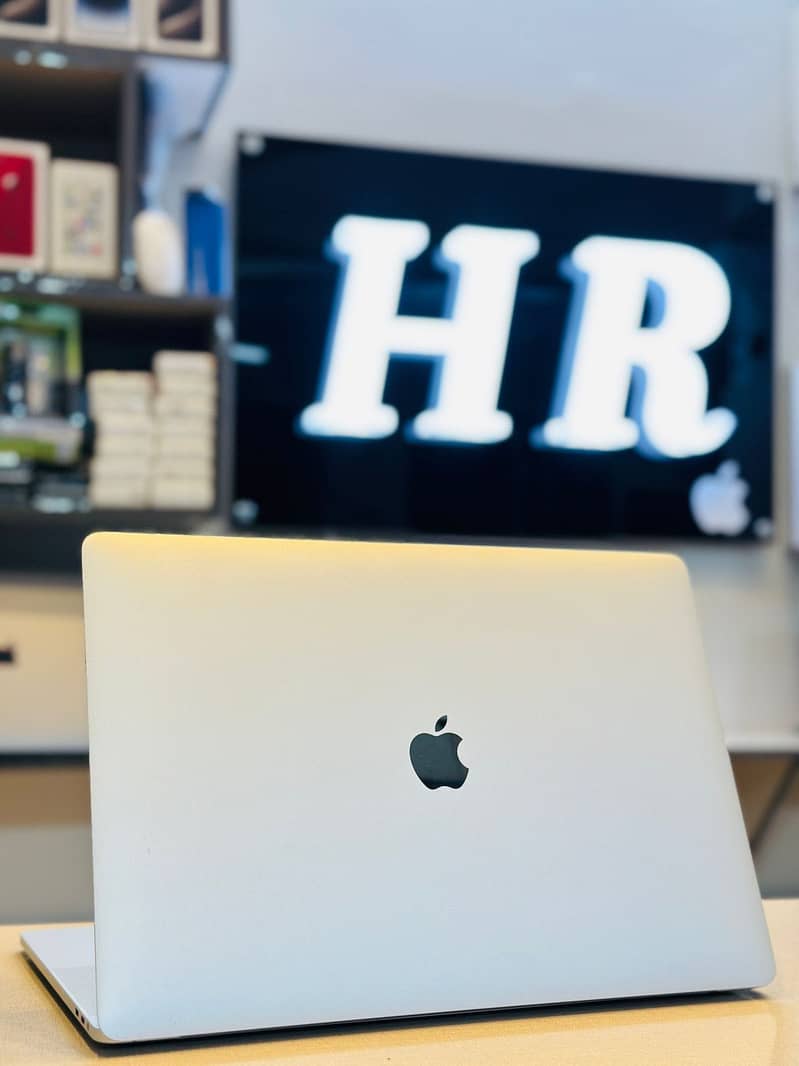 MacBook Pro Ratina 15” Core i9 16GB RAM 512GB SSD 4GB GPU Touch Bar

                                                            alt=