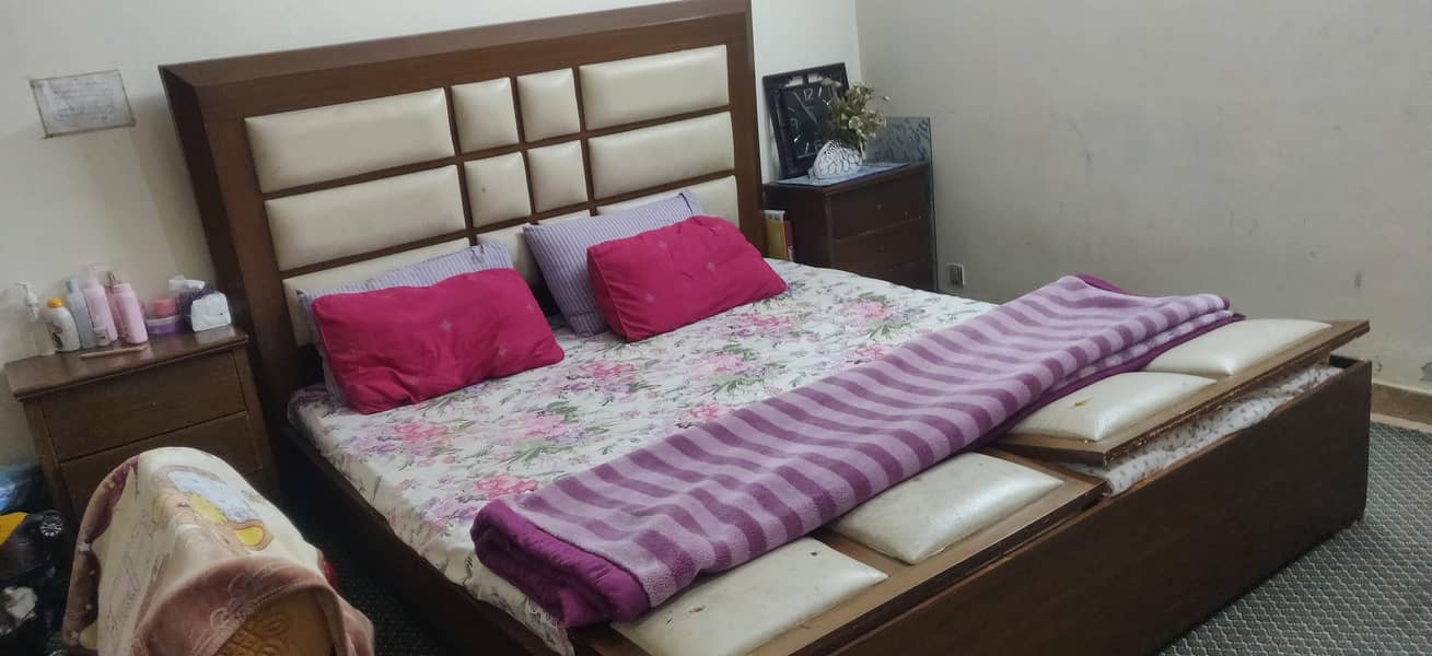 King Size Bed

                                                            alt=