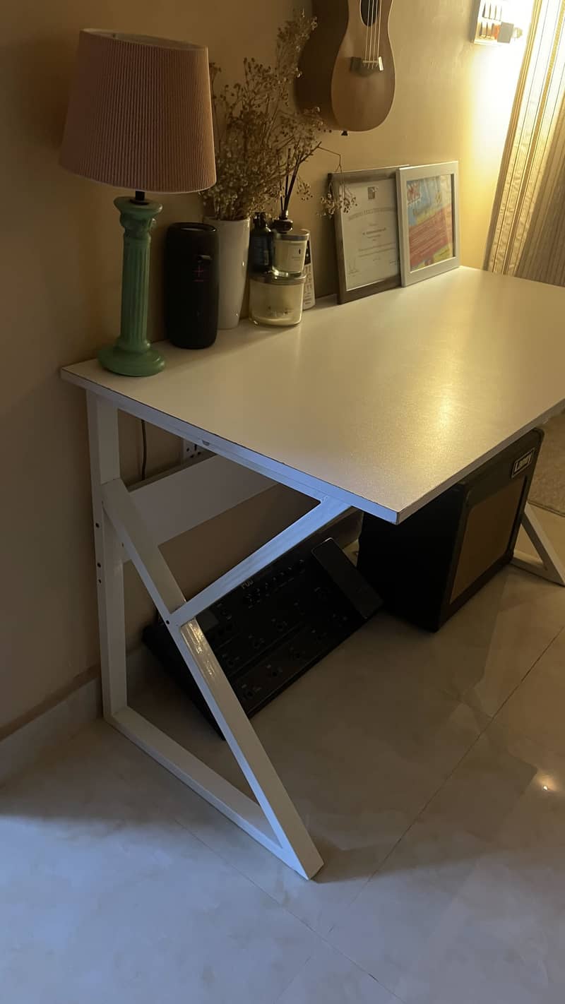 White office studio study style table

                                                            alt=