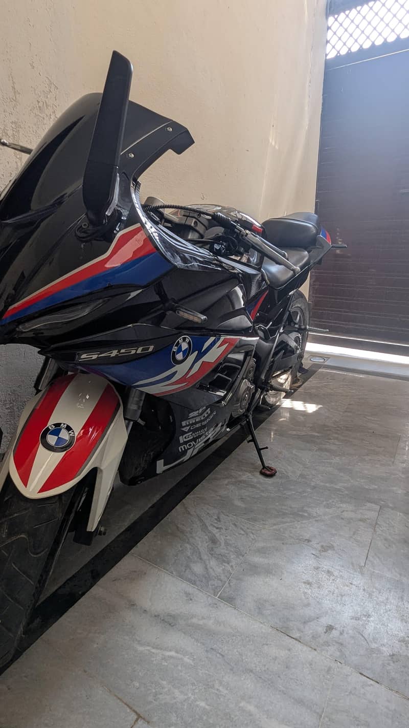 BMW 1000 RR sports bike)

                                                            alt=