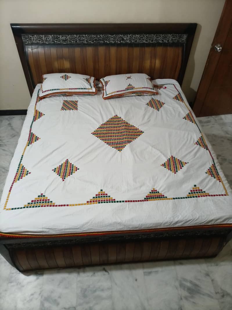 bed and dressing table

                                                            alt=