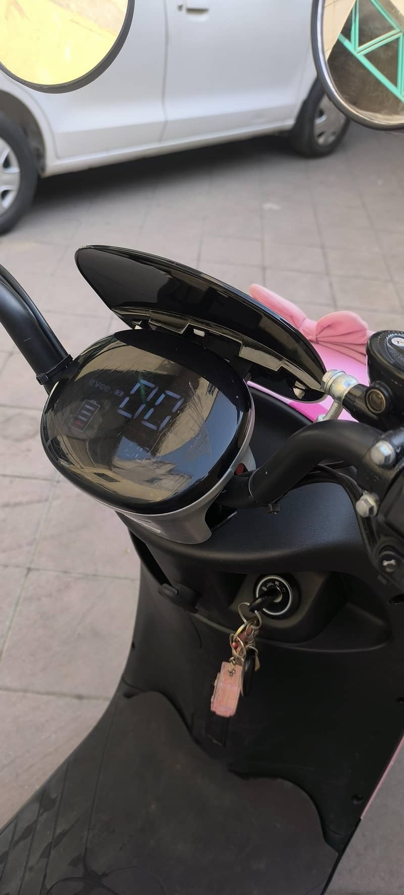 Evee Nisa Electric Scooter (white) in warranty with 10/10 condition

                                                            alt=