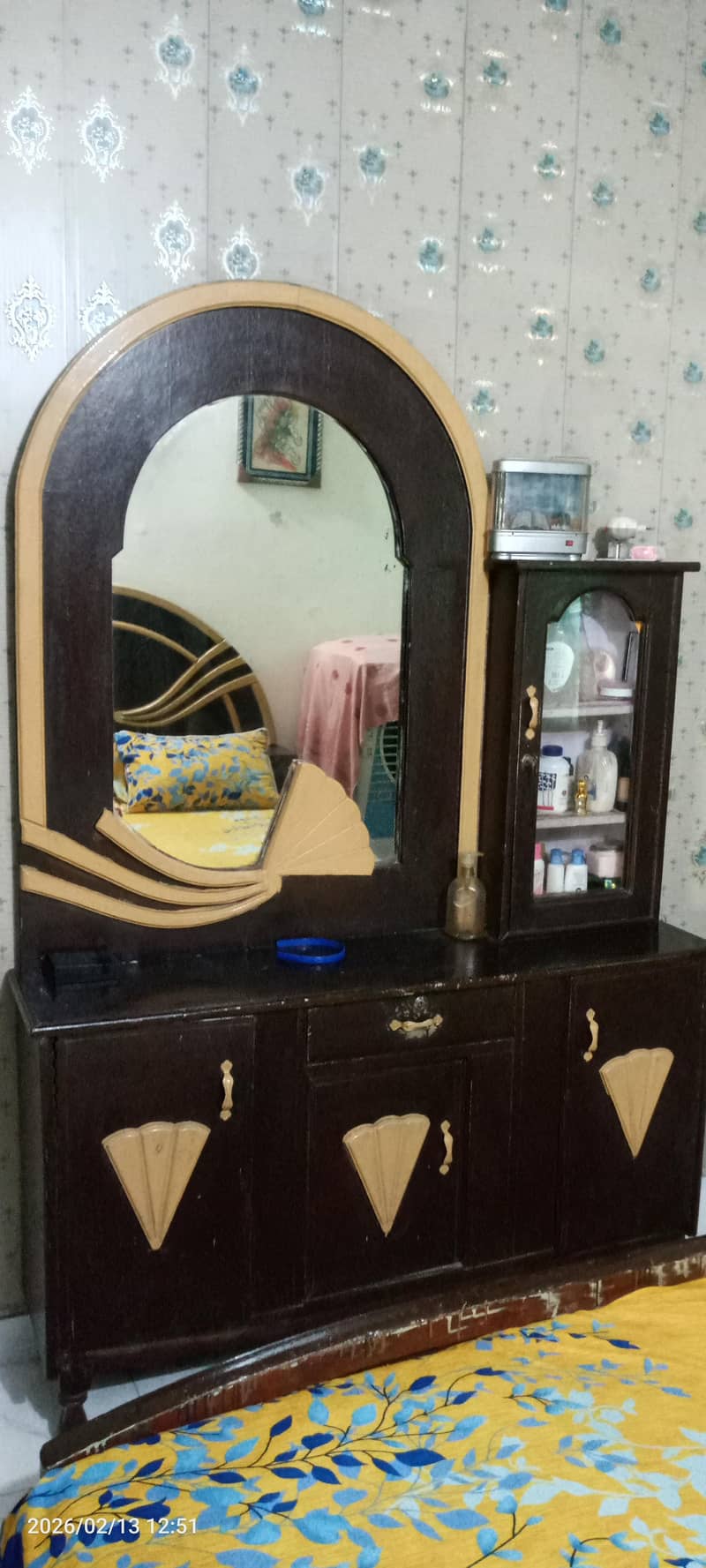 A dressing table Available in low prizes.

                                                            alt=