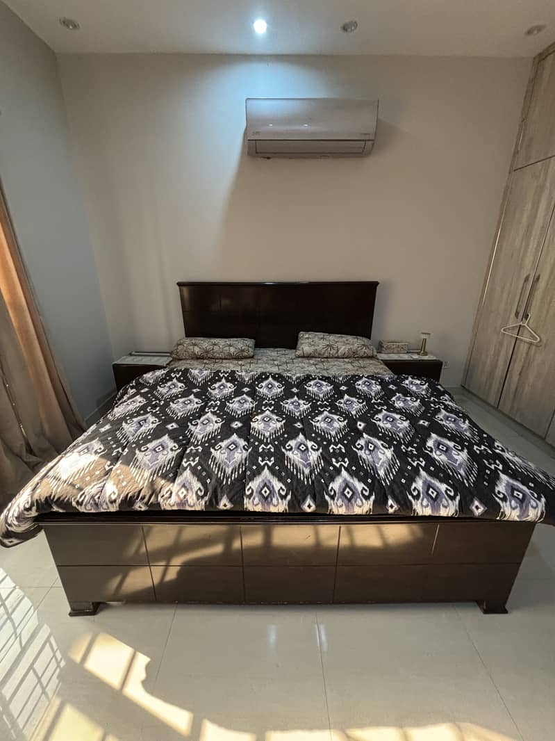 King size double bed

                                                            alt=