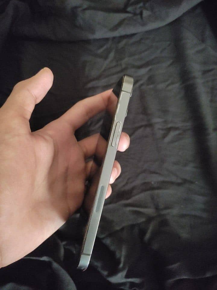 Iphone 12 pro 256 10/10 mint condition

                                                            alt=